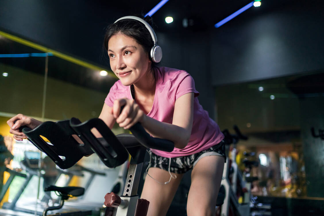 Die begleitende Musik ist ein wichtiger Faktor beim Indoor-Cycling im Fitnessstudio. / Foto: Getty Images/Lu ShaoJi
