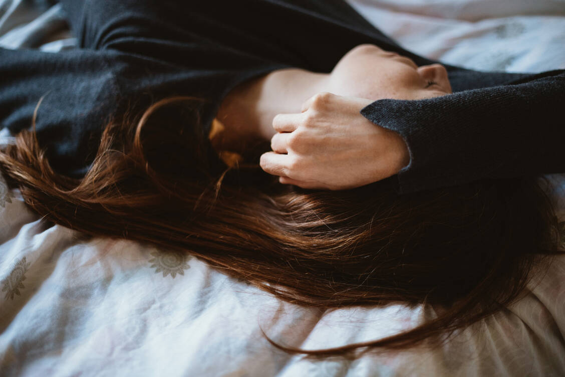 Die krankhafte Erschöpfung bei der Multisystemerkrankung ME/CFS lässt sich auch durch Schlaf nicht bessern. / Foto: Getty Images/Basak Gurbuz Derman