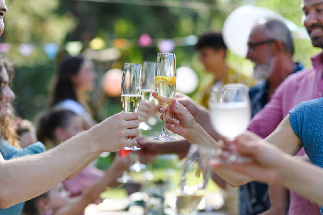 Alkohol gehört nur in die Hände Erwachsener, auch kleine Schlucke sollten für Kinder tabu sein. / Foto: Adobe Stock/Halfpoint