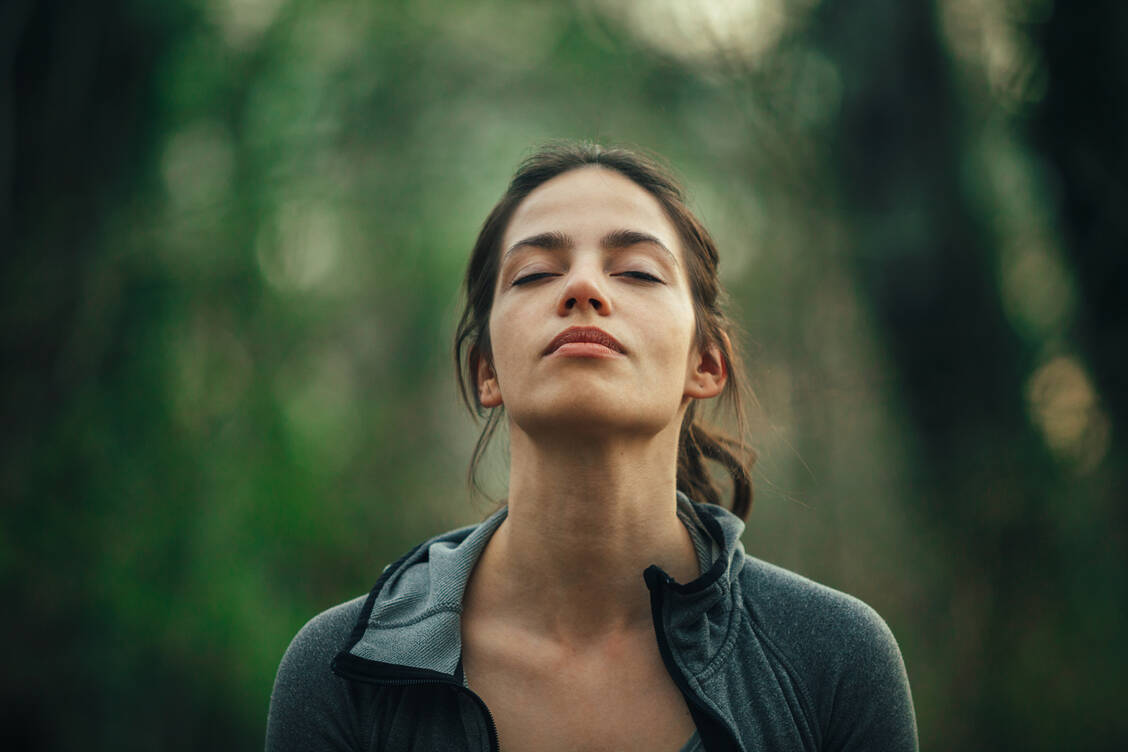 Schon ein kurzer Spaziergang im Wald kann Stress deutlich reduzieren. / Foto: Adobe Stock/Gago Images