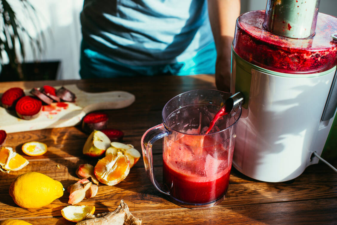 Saftkuren gelten als gesund, doch der Genuss von Saft als Kur verschlechtert das Mikrobiom in Mund und Darm schon nach wenigen Tagen. / © Getty Images/Westend61