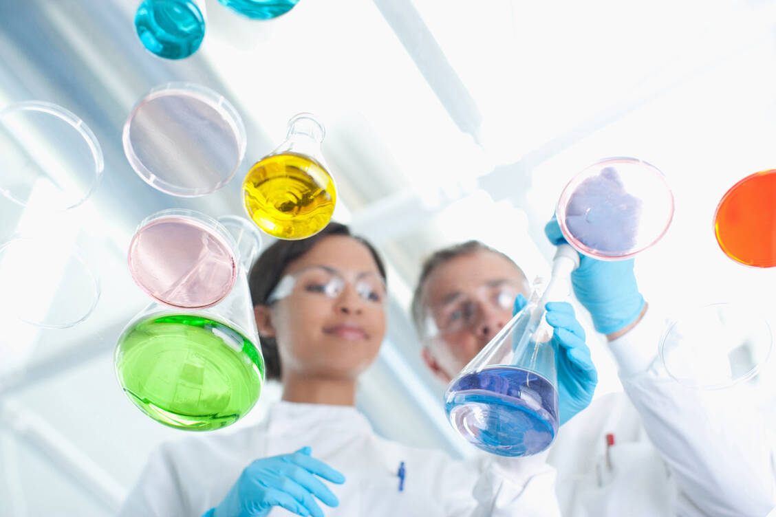 Grün, gelb oder blau? Bei der Herstellung von Individualrezepturen besteht vor allem bei Hilfsstoffen ein gewisser Handlungsspielraum. / © Getty Images/Martin Barraud