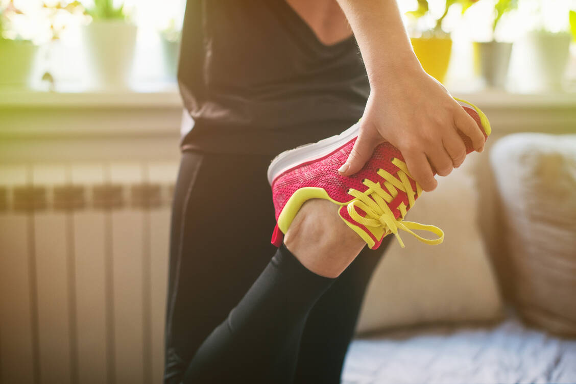 Schon 15 Minuten moderates Training am Morgen können viel bewirken: Gute Laune, Glück und eine höhere Leistungsfähigkeit. / Foto: Getty Images/Emilija Manevska