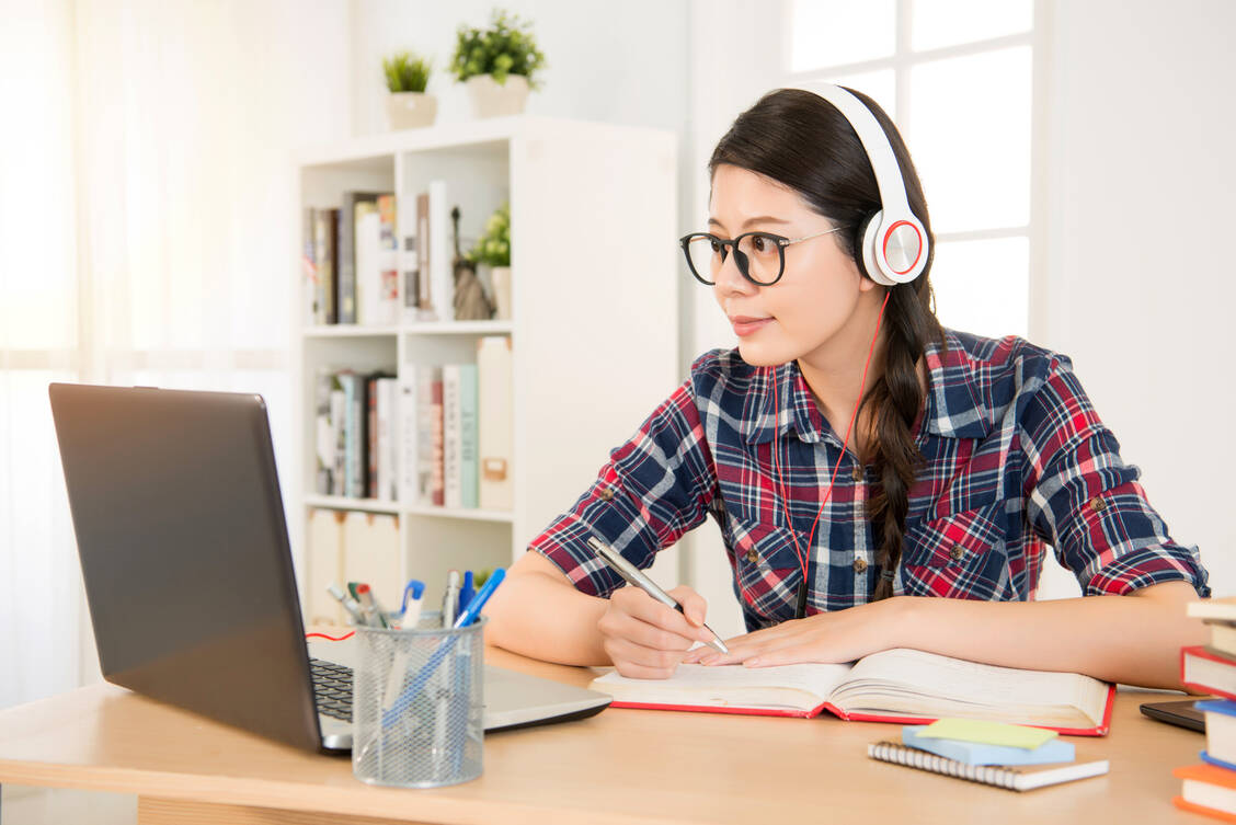Ab 1. Januar 2023 stehen für PTA-Schülerinnen und Schüler neue beziehungsweise veränderte Inhalte in den Lehrplänen. Schon jetzt beginnt die Arbeit daran.  / Foto: Adobe Stock/PR IMAGE FACTORY