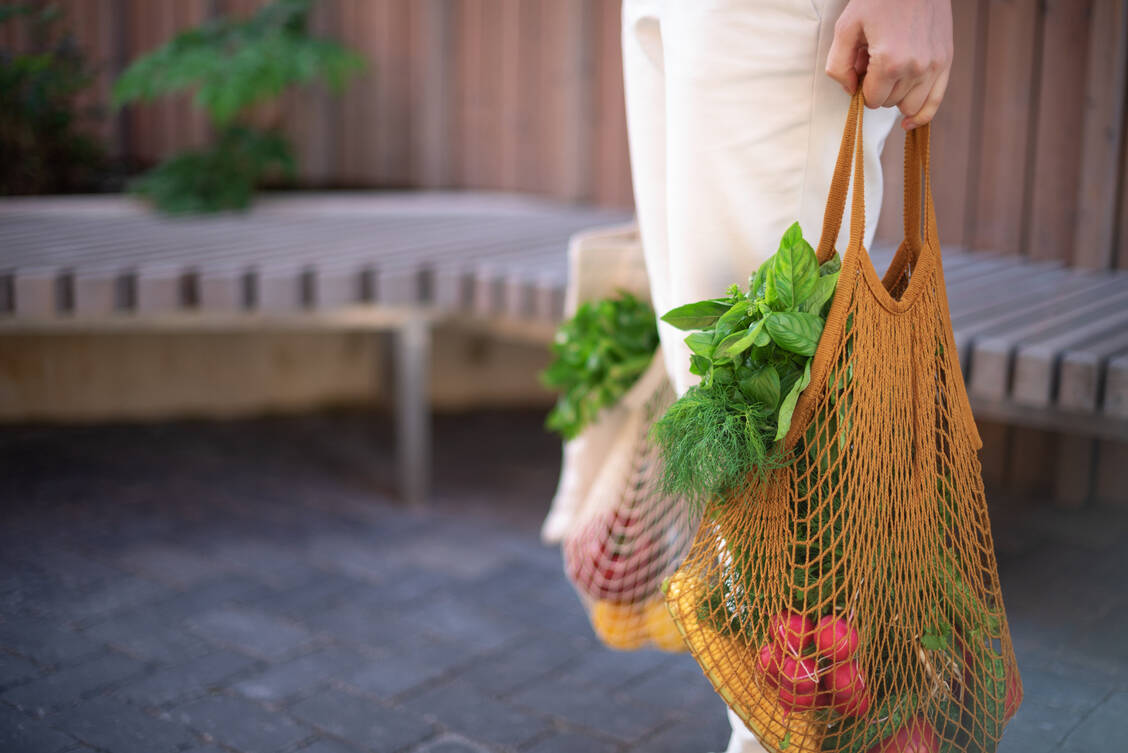 Eine gesunde Ernährung ist zu großen Teilen pflanzenbasiert. / Foto: Getty Images/jchizhe