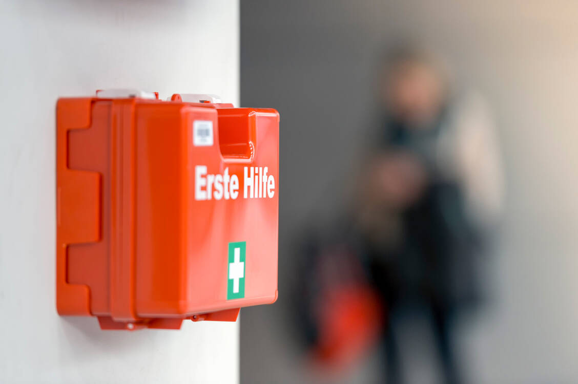 Neben einem Erste-Hilfe-Kasten auf letztem Stand ist eine geschulte Ersthelferin vor Ort wichtig. / Foto: Getty Images/Westend61