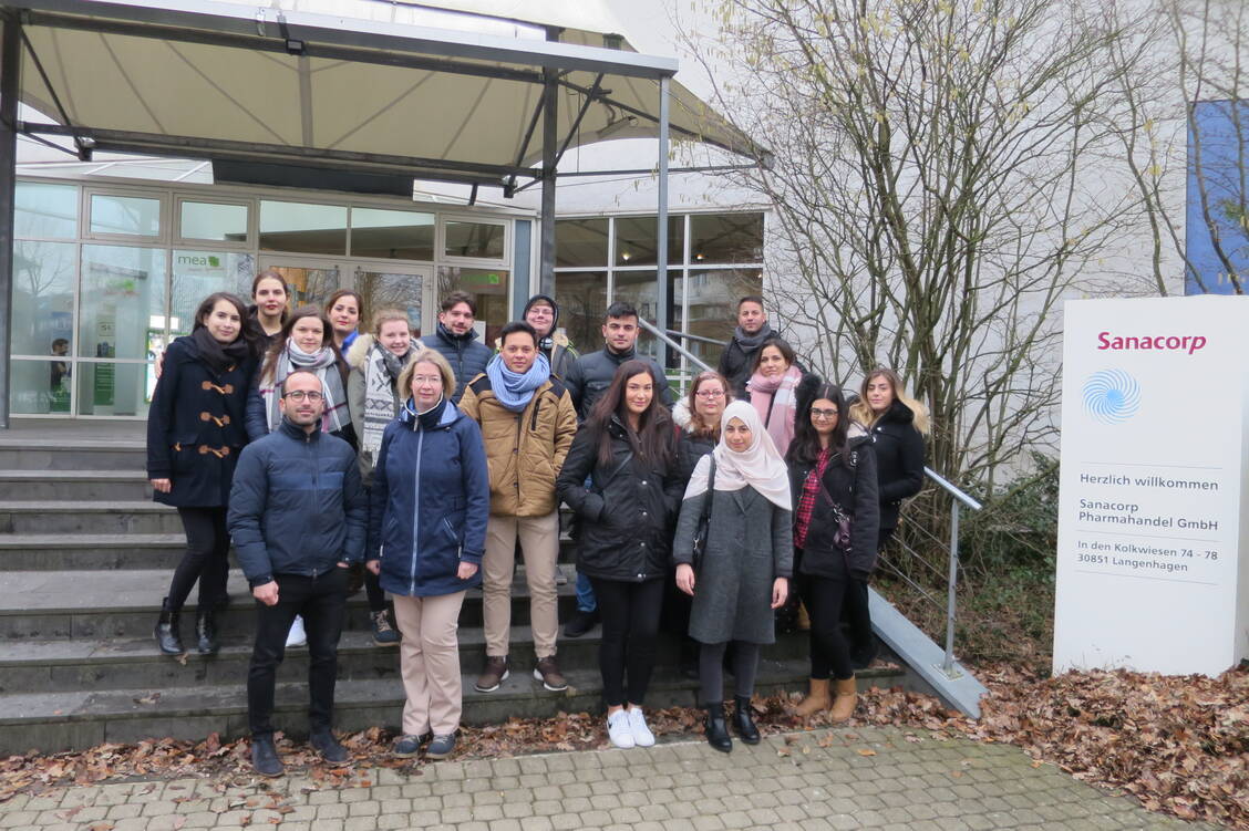 Die Klassen PTA 8 a und b der Ross Schule Hannover besuchten die Niederlassung Langenhagen der Firma Sanacorp. / Foto: PTA-Schule Hannover