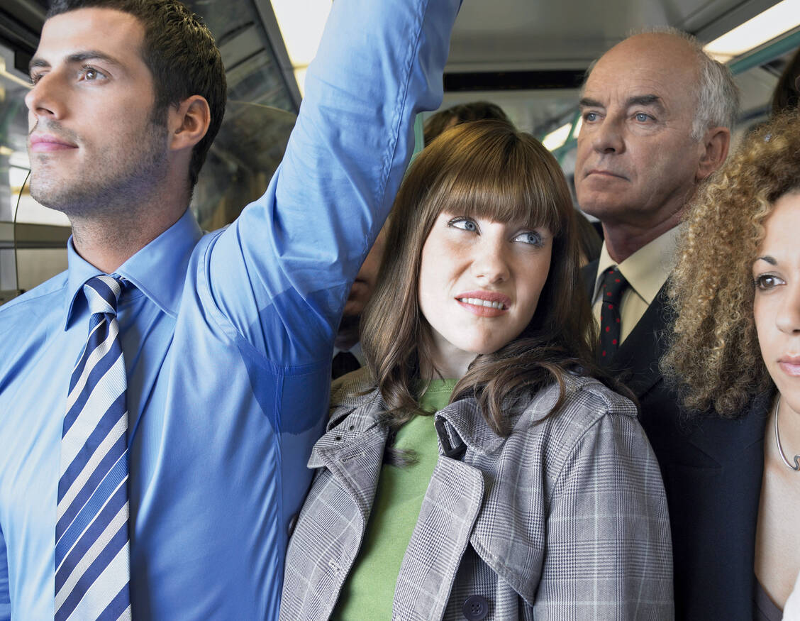 In der anonymen Enge der S-Bahn muss man Müffeln ertragen, bei Kollegen sollte man das Problem ansprechen. / Foto: Shutterstock/bikeriderlondon