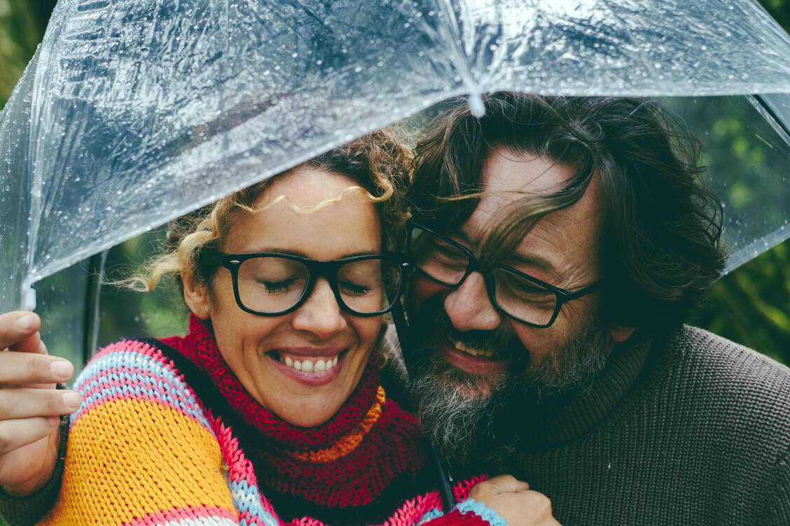 Der Wunsch nach Nähe zum neuen Partner sollte nicht zu Sex verführen, solange mögliche Infektionen nicht abgeklärt wurden. / Foto: Adobe Stock/simona