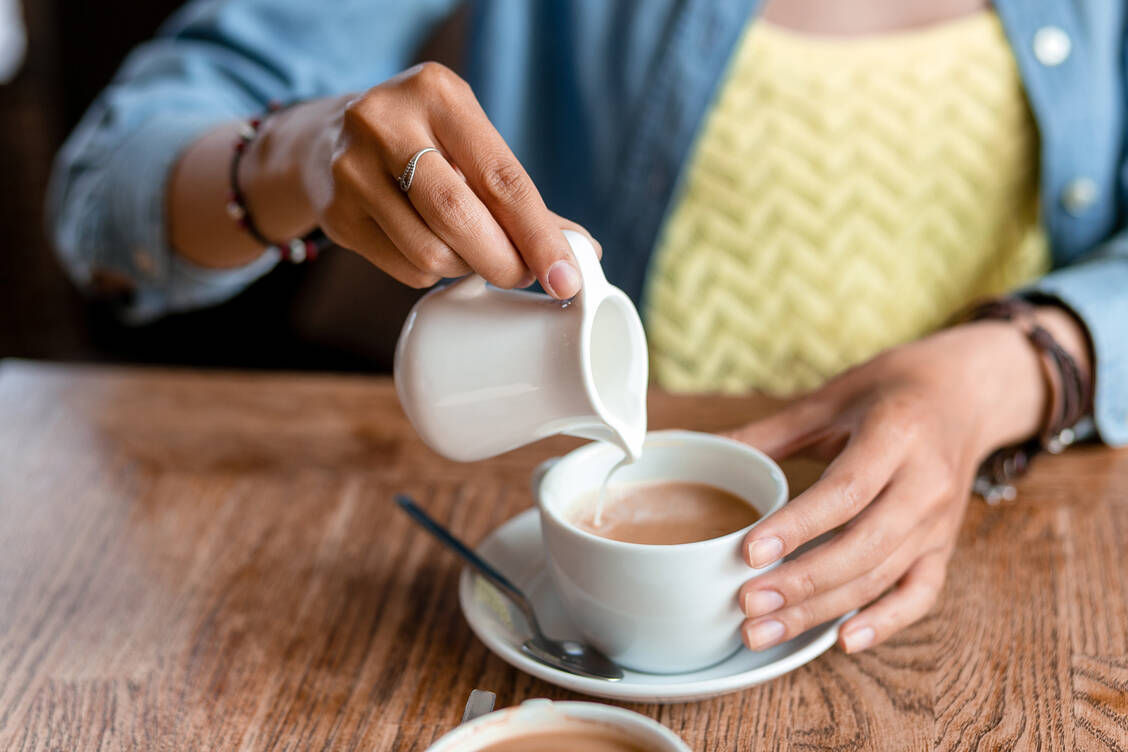 Wer Mundspülungen mit Chlorhexidin anwendet, sollte Kaffee und Tee besser nur mit Milch verdünnt trinken, um Zahnverfärbungen vorzubeugen. / Foto: Adobe Stock/EdNurg
