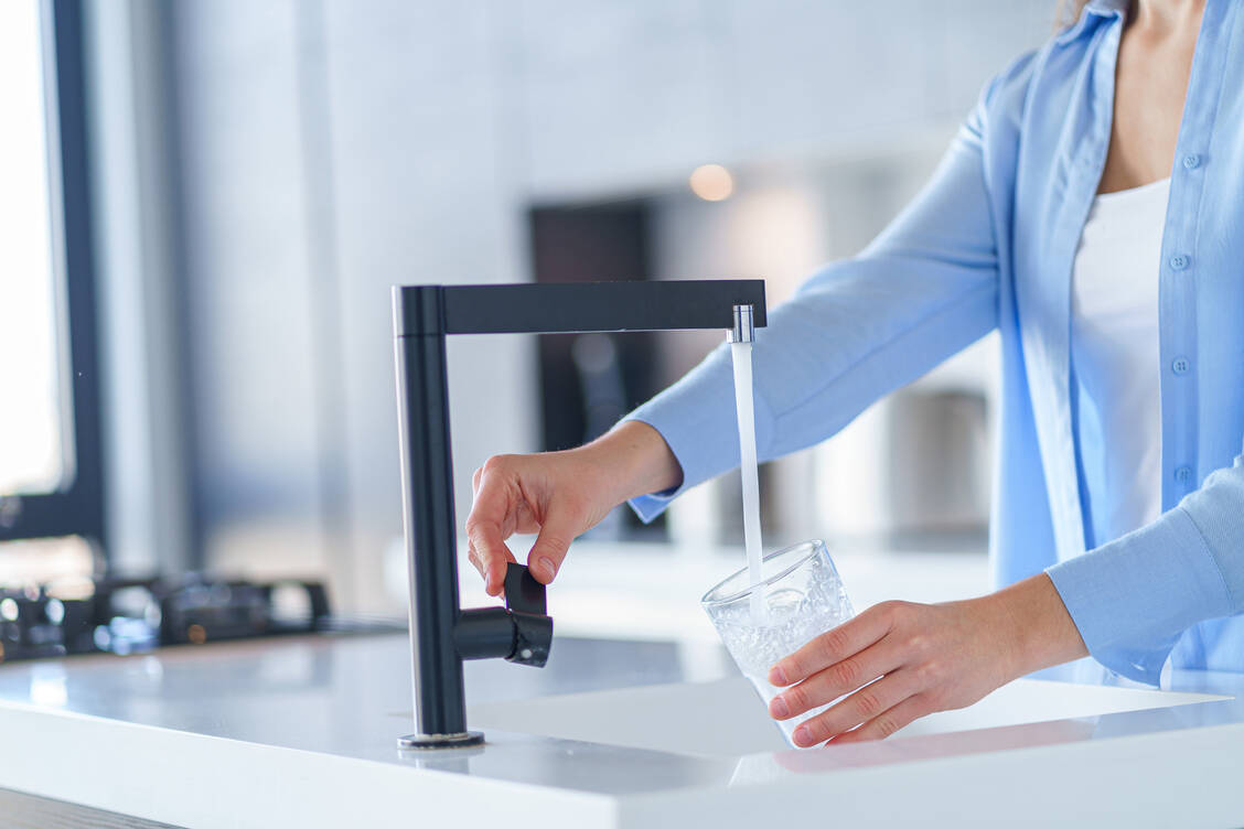 Aus Trinkwasser werden Gereinigtes Wasser und Wasser für Injektionszwecke hergestellt. / Foto: Adobe Stock/Goffkein