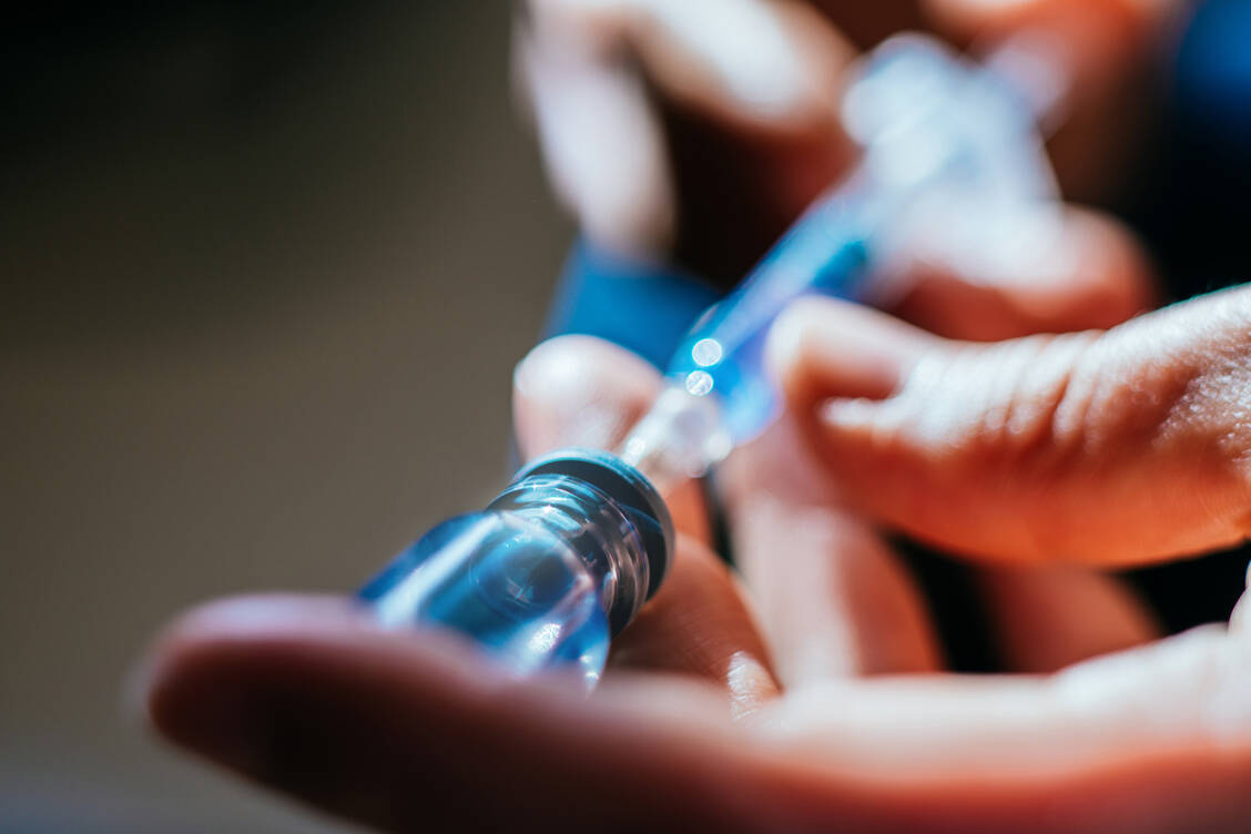 Keine ernsthaften Nebenwirkungen und mehr Antikörper als bei Personen, die mit SARS-Cov-2 infiziert waren: Der Coronavirus-Impfstoff der Biotech-Firma Moderna klingt zumindest den ersten Tests nach vielversprechend. / Foto: Getty Images/Guido Mieth