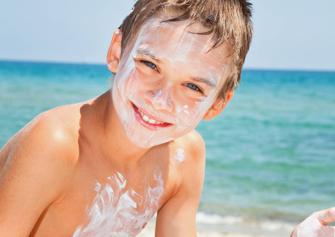 You need at least three large tablespoons of sunscreen in order to protect the body sufficiently.
<p class="fotonachweis">Foto: Shutterstock/Dmitry Naumov</p>