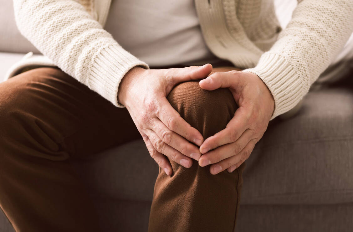 Viele ältere Menschen leiden unter Arthrose und den damit verbundenen Schmerzen. Die Selbstmedikation bietet hier eine ganze Reihe an Therapieoptionen. / Foto: Adobe Stock/Prostock-studio