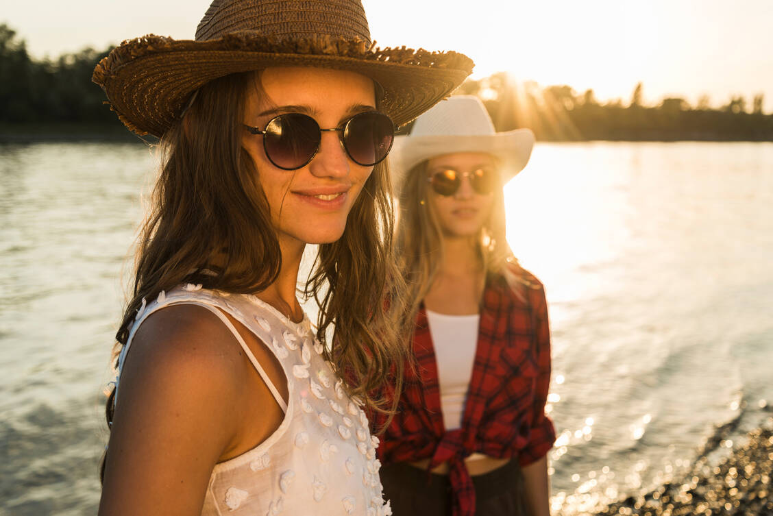 Im Hochsommer am besten nur mit Sonnenbrille, Kopfbedeckung und nicht bei Sonnenhöchststand nach draußen: Auch die Augen müssen vor zu starker Sonnenstrahlung geschützt werden, besonders bei Kindern und Jugendlichen. / Foto: Getty Images/Westend61