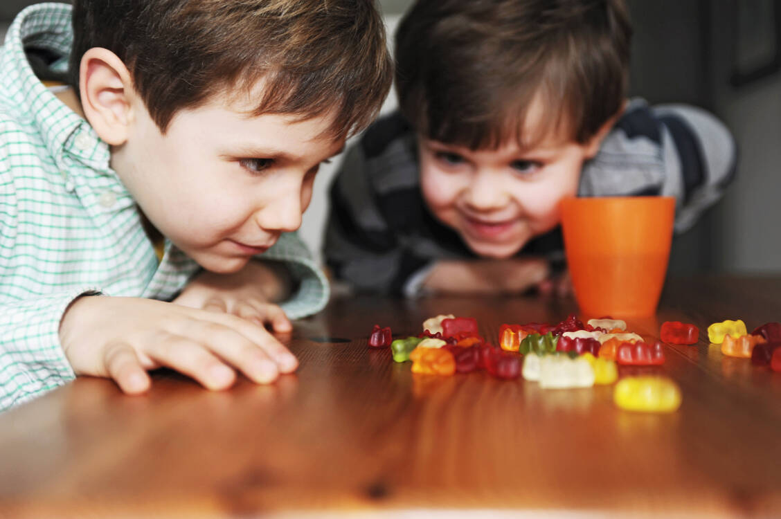 Bei Langeweile griffen Kinder im Rahmen einer Studie vermehrt zu Snacks. / Foto: Getty Images/G&J Fey
