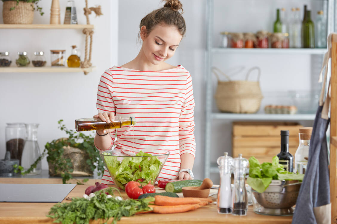 Kochen ist für viele Menschen entspannend und trägt im Vergleich zum Genuss von Fertiggerichten dazu bei, schlank zu bleiben. / Foto: Adobe Stock/Photographee.eu