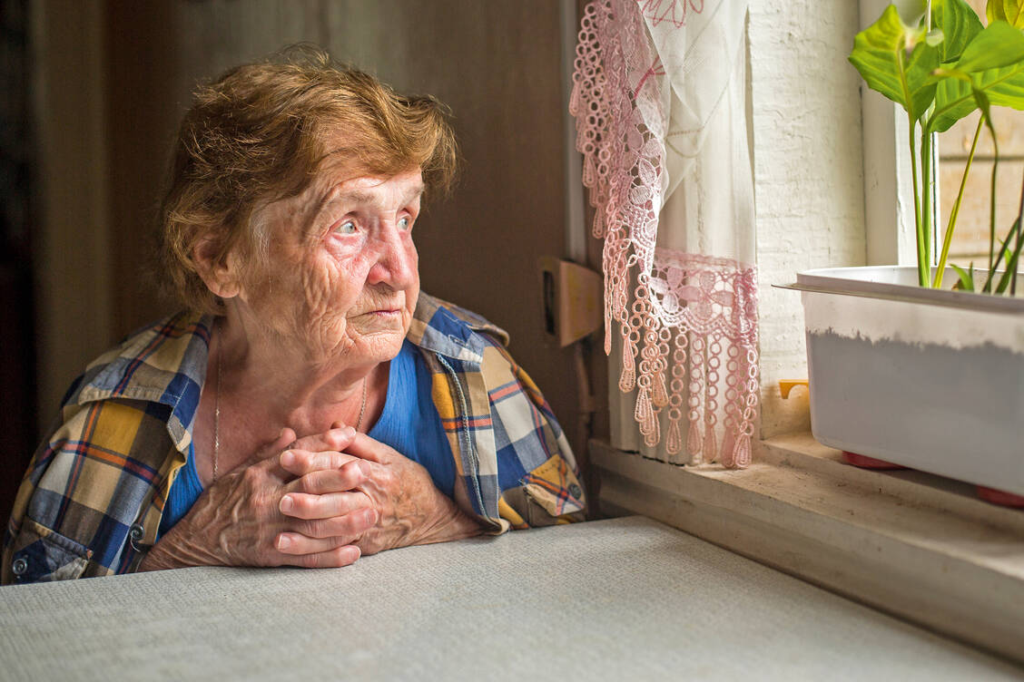Wer alleine ist, fühlt sich nicht zwangsläufig einsam. Ab dem 80. Lebensjahr erleben jedoch mehr Menschen dieses Gefühl. / Foto: Fotolia/Dmitry Berkut