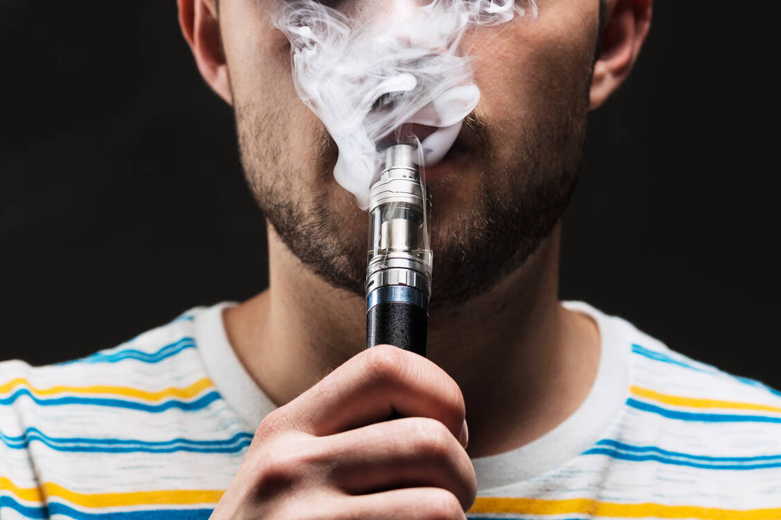 Pauschale Aussagen über E-Zigaretten sind schwierig, zu verschieden sind die einzelnen Geräte und Liquids. Darüber, dass elektronische Verdampfer nicht gänzlich ungefährlich sind, lässt sich dagegen eine eindeutige Aussage treffen. / Foto: Adobe Stock/master1305