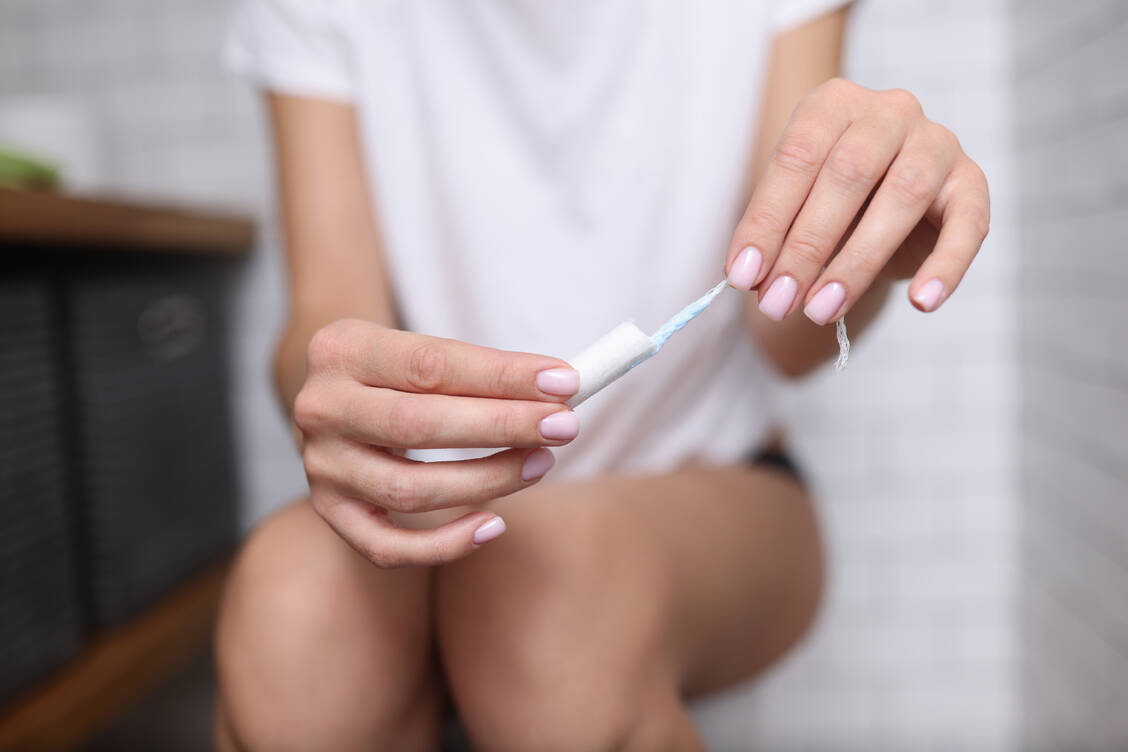 So ein Tampon kommt einem ziemlich nahe: Darin sollte also nichts stecken, was von Nachteil für den Körper werden kann. / © Getty Images/Ivan-balvan