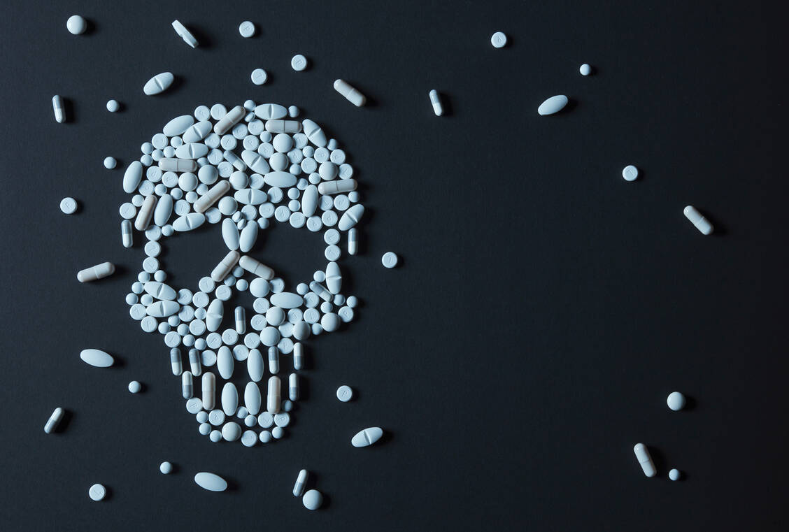 Opioide sind wirksame, unverzichtbare Schmerzmittel. Bei zu leichtfertigem Einsatz oder der Einnahme zu hoher Dosen können sie jedoch zur tödlichen Gefahr werden. / Foto: Adobe Stock/Cyb Addison