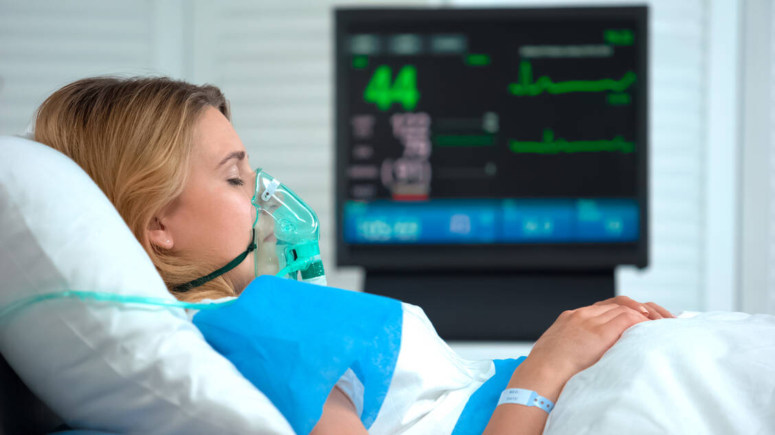 Die Studie zeigt, dass Covid-19 nicht nur für ältere Menschen gefährlich ist, sondern auch für Erwachsene mittleren Alters. Bei ihnen liegt die Todesrate nach einer Infektion um zwei Größenordnungen höher als beispielsweise das jährliche Risiko eines tödlichen Autounfalls. / Foto: Getty Images/Motortion