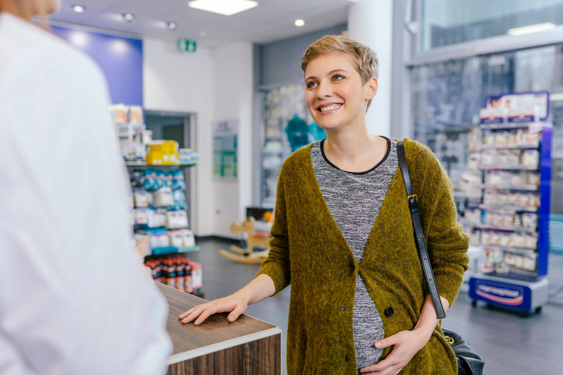 Werdende Mütter haben ganz besondere Fragen und Sorgen, mit denen sie sich nicht selten an ihre Apotheke wenden. / Foto: Getty Images/Westend61