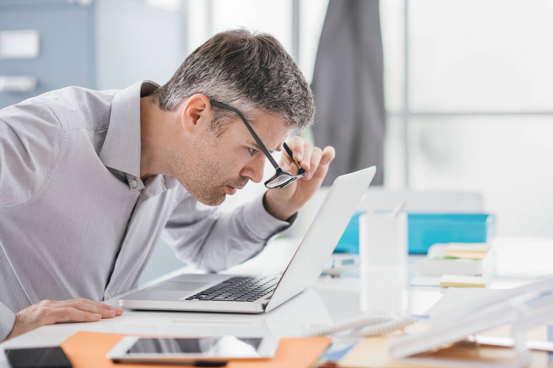 Kurzsichtige büßen durch die Laserbehandlung ihren Vorteil gegenüber der Altersweitsichtigkeit ein. / Foto: Adobe Stock/StockPhotoPro