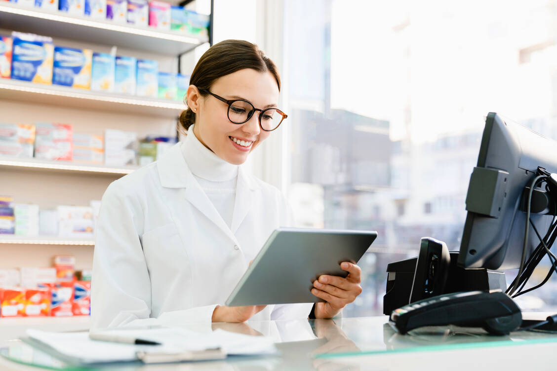 Nach langem Hin und Her ist es nun zu einer gestaffelten Erhöhung des Apothekenfixums gekommen. / © Shutterstock/Inside Creative House