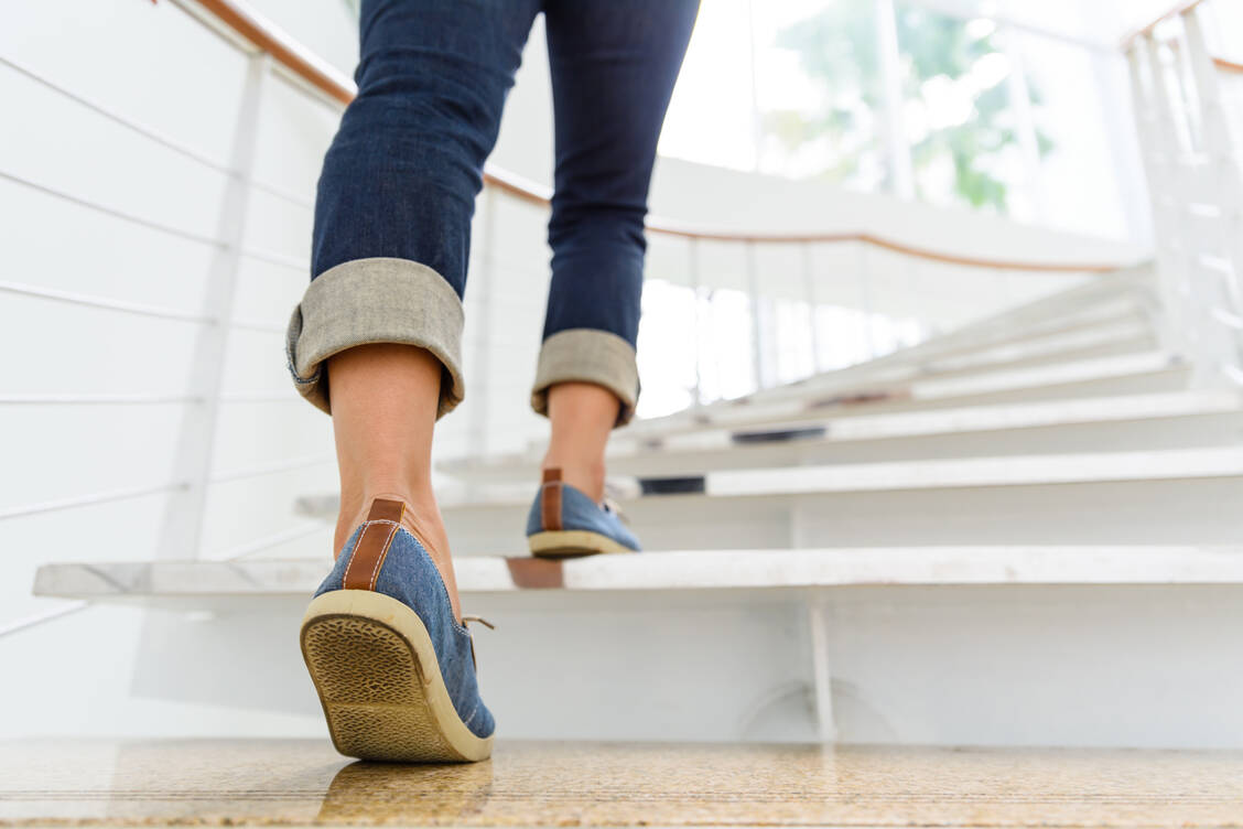 Fällt einem Menschen mit Diabetes das Treppensteigen schwer, kann eine Myopathie dahinterstecken. / © Adobe Stock/Siam