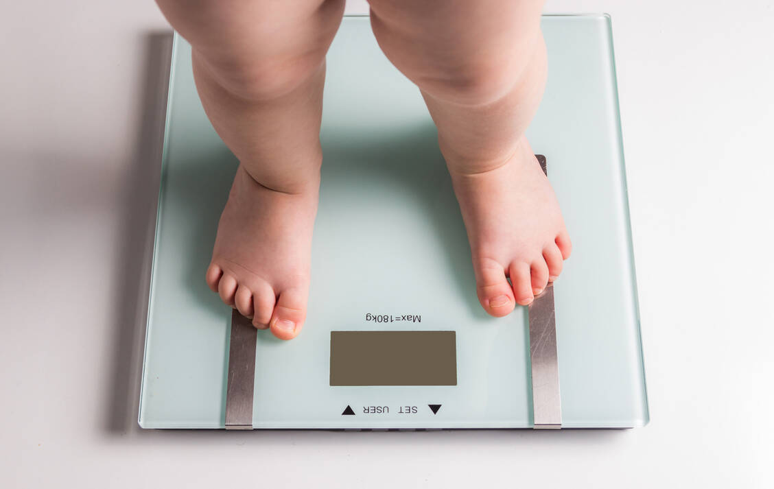 Babyspeck ist gut, aber später ist es wichtig, dass Kinder lernen, wie gesunde Ernährung funktioniert und dass Bewegung Freude bringt. Beides beugt einem Typ-2-Diabetes vor. / Foto: Adobe Stock / andrey2017