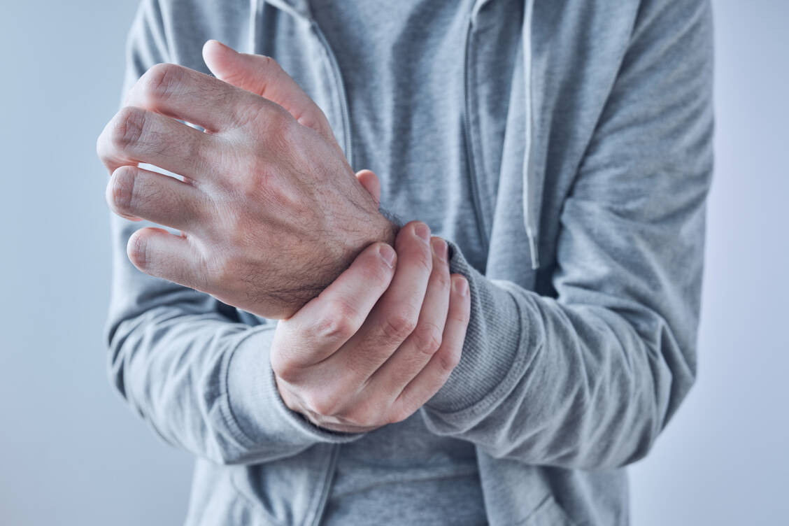 Das Gesicht wirkt gröber, die Hände werden dicker, man schwitzt mehr und schnarcht – die Akromegalie ist zu Beginn leicht mit normalen Alterserscheinungen zu verwechseln. / Foto: Getty Images/Igor Stevanovic