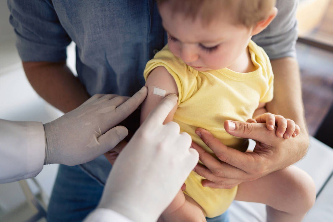 Ob und wann ein gegen Omikron angepasster Impfstoff kommt, ist noch unklar. Vorerkrankte Kinder so wie nach individueller Beratung auch Kinder ohne chronische Erkrankung können sich bereits jetzt impfen lassen. / Foto: Getty Images/SrdjanPavlovic