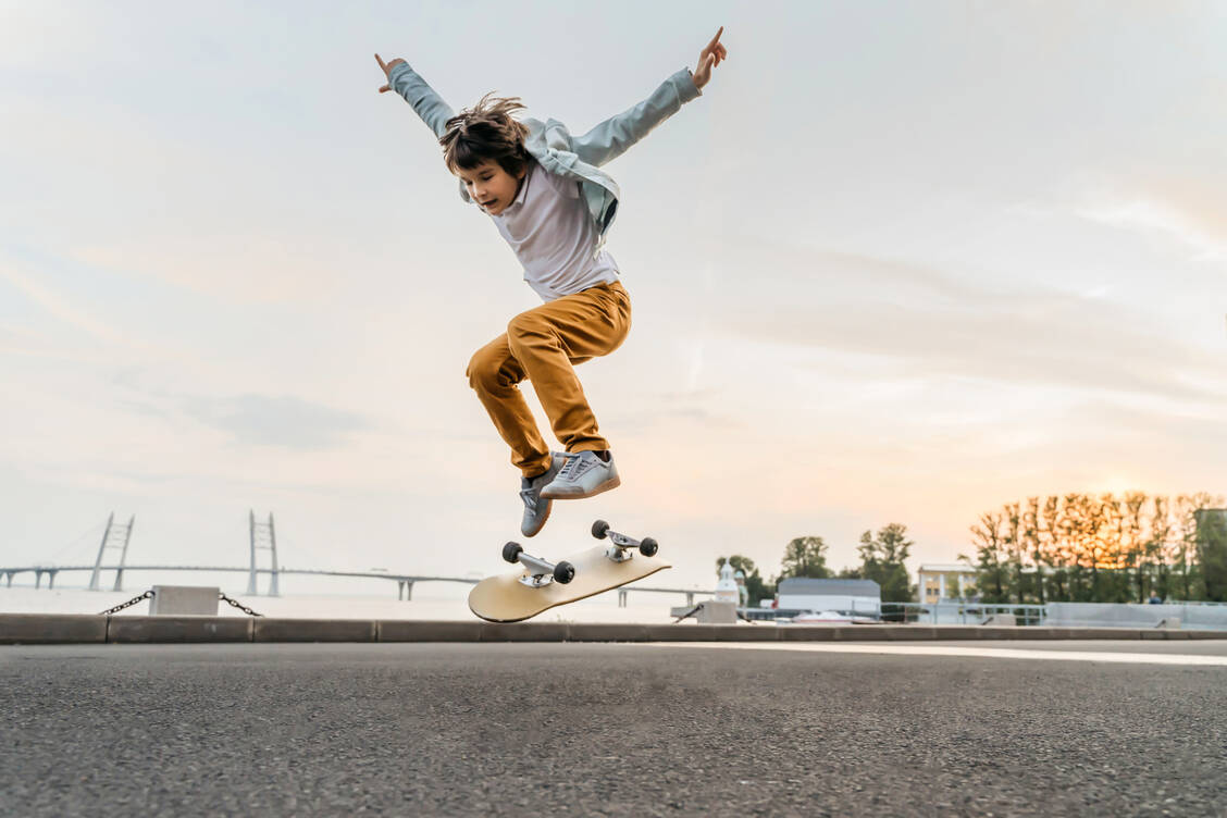 Ein Tic läuft völlig anders als koordinierte Bewegungen wie bei diesem jungen Skater. Tics treten willkürlich und in rascher Folge auf. / Foto: Adobe Stock/Arsenii