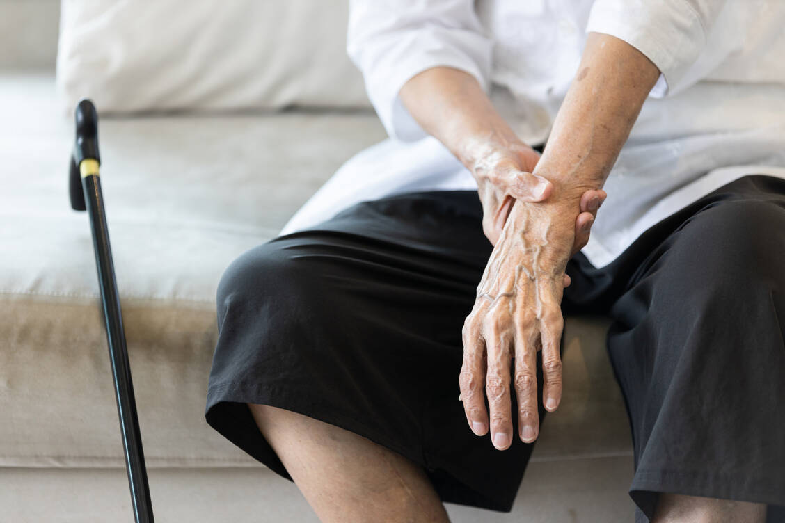 Händezittern ist ein typisches Symptom von Morbus Parkinson. Schon Jahrzehnte, bevor es auftritt, lassen sich Veränderungen im Gehirn beobachten. / Foto: Adobe Stock/Satjawat