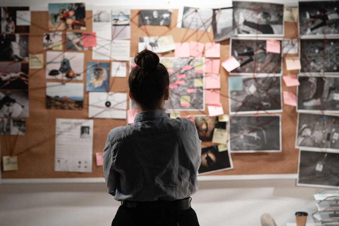 Die Suche nach der Ursache von Symptomen kann der Ermittlungsarbeit gleichen – alle Daten und Details müssen bedacht werden. / Foto: Getty Images/Andrii Lysenko