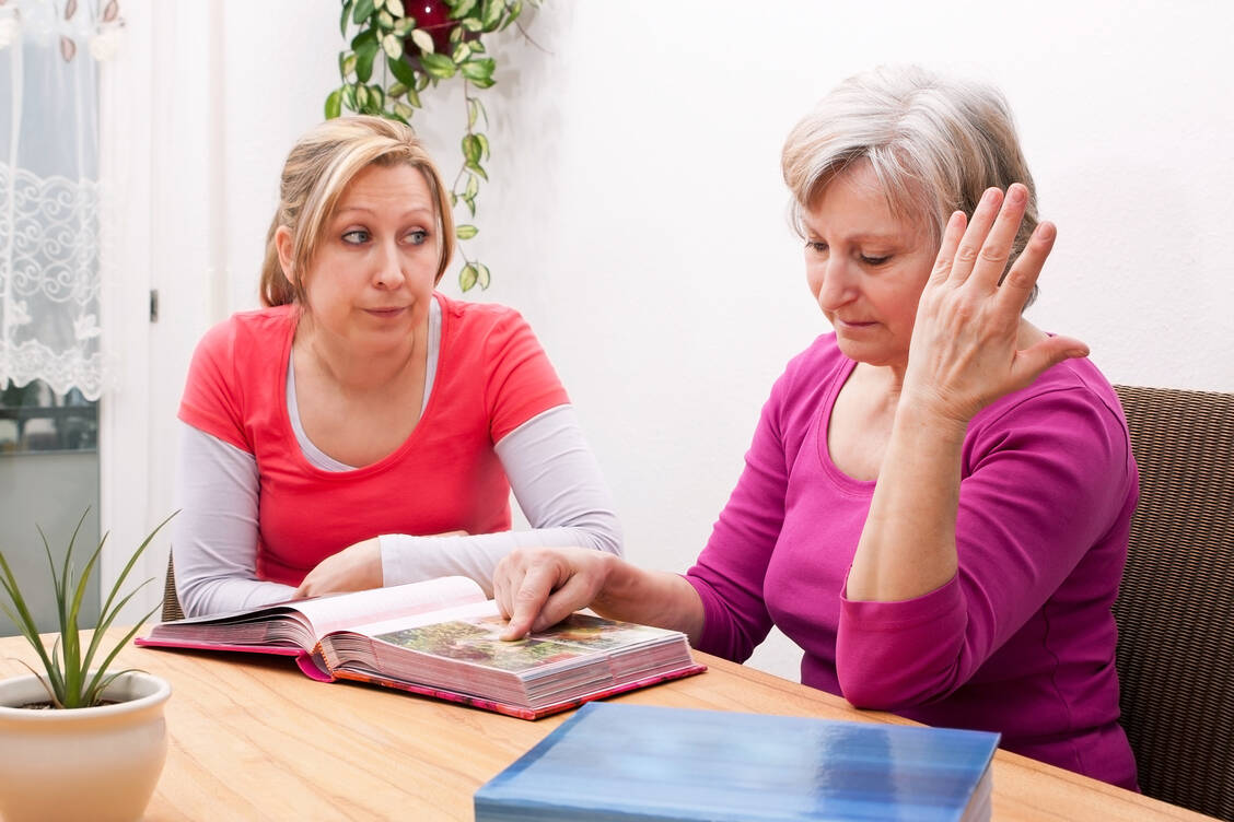 Eine große Rolle spielen bei Frauen die Hormone beziehungsweise deren starke Veränderung in und nach den Wechseljahren. / © Adobe Stock/M. Dörr & M. Frommherz