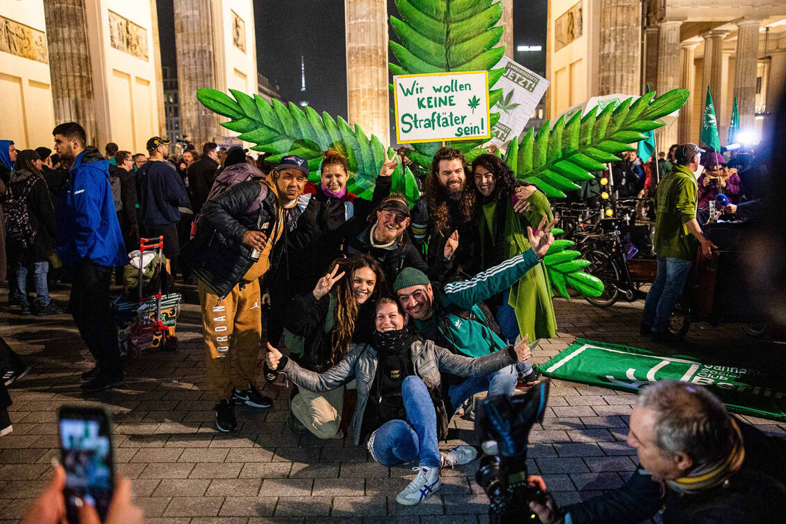 Im April vergangenen Jahres feierten Cannabiskonsumenten die Teillegalisierung am Brandenburger Tor. / © IMAGO/Manngold