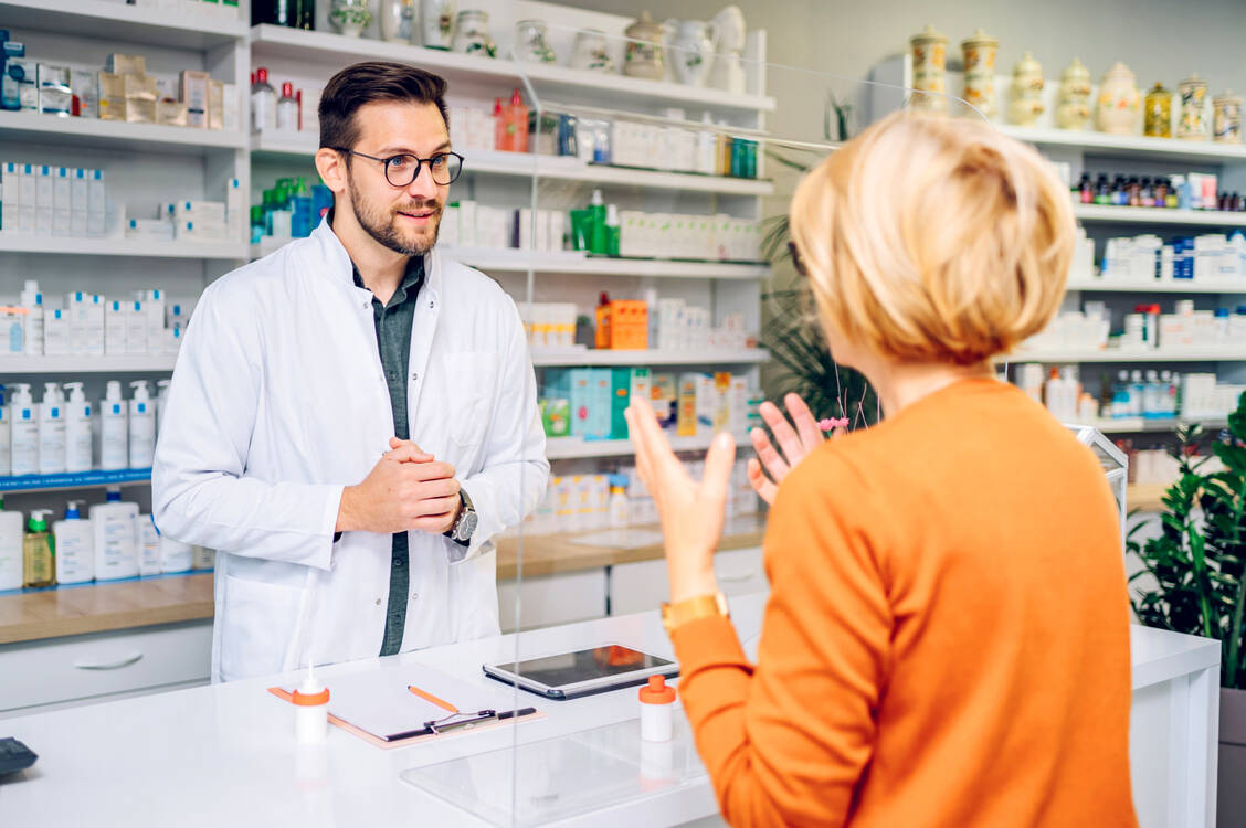 Apotheken können durch anhaltende Hitze gefährdete Patientinnen und Patienten identifizieren und entsprechend beraten. / © Shutterstock/Zamrznuti tonovi