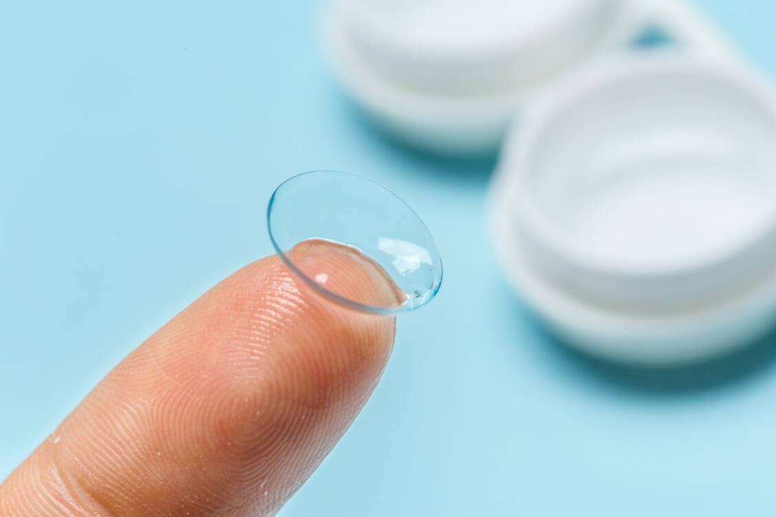 Eine Mykose kann auch ins Auge gehen. Weiche Kontaktlinsen gelten als Hauptrisikofaktor für die Übertragung. / Foto: Adobe Stock/Fabrika