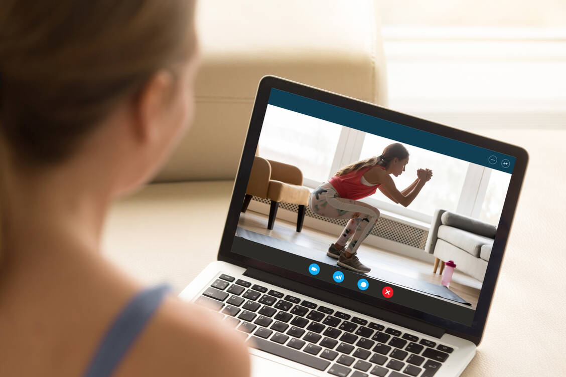 Der sportliche Wiedereinstieg geht heutzutage auch ganz im Privaten mit Onlinekursen / Foto: Adobe Stock/fizkes