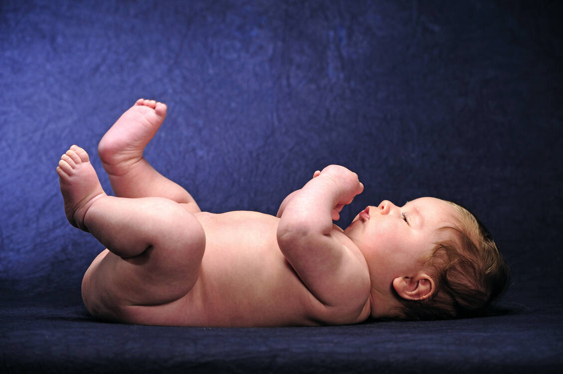 Baby’s bottom needs air. The skin can recover during diaper-free periods. / Foto: Adobe Stock/Firma V