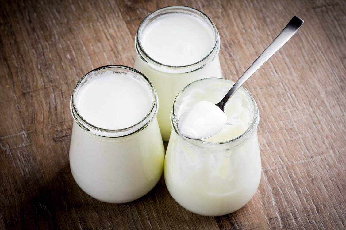 Viele Milchprodukte im Jugendalter könnten Endometriose vorbeugen. / Foto: Shutterstock/Lapina Maria