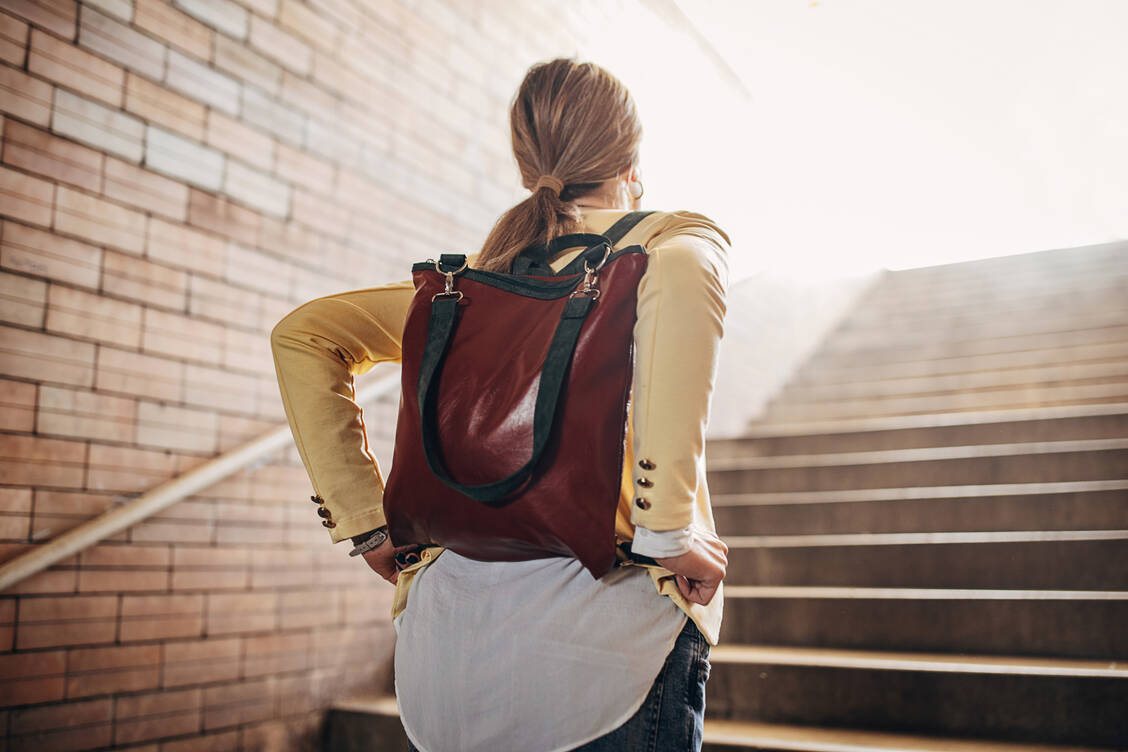 Ein Klassiker der guten Angewohnheiten: Statt die Rolltreppe oder den Aufzug einfach mal die Treppe nehmen. / Foto: Getty Images/South_agency