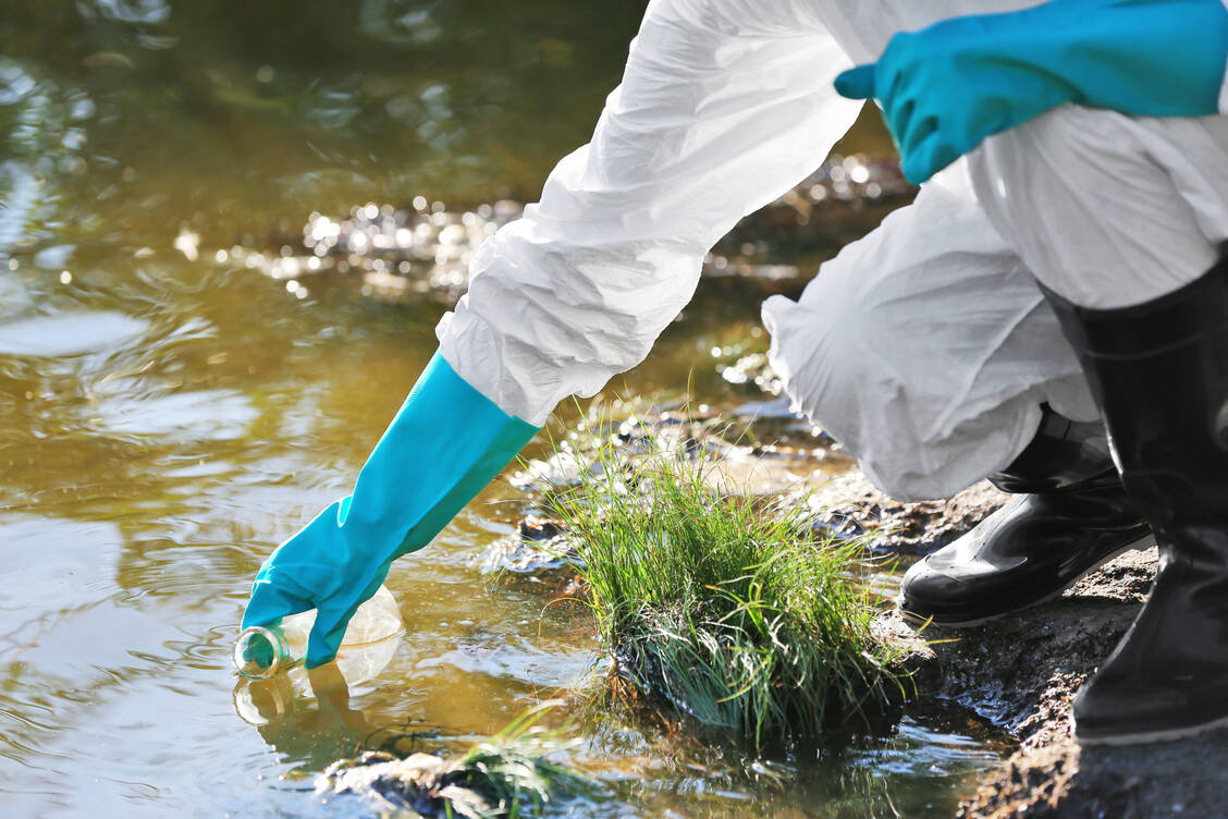 Über die Wasserentnahme aus Gewässern und Grundwasser gelangen die Substanzen unvermeidbar auch ins Trinkwasser und ebenso in Mineralwasser. / Foto: Adobe Stock/Africa Studio