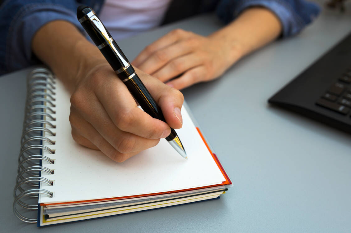 Stift und ein Notizbuch: Viel mehr braucht man nicht, um die Bullet Journal Methode auszuprobieren. / Foto: GettyImages/artursfoto