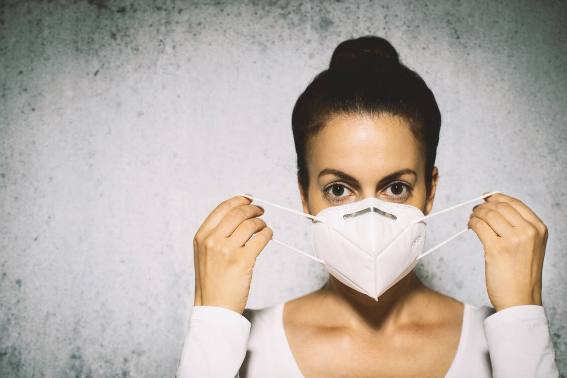 Das Symbol der Corona-Pandemie ist wohl die FFP2-Maske. / © Adobe Stock/Marvelia