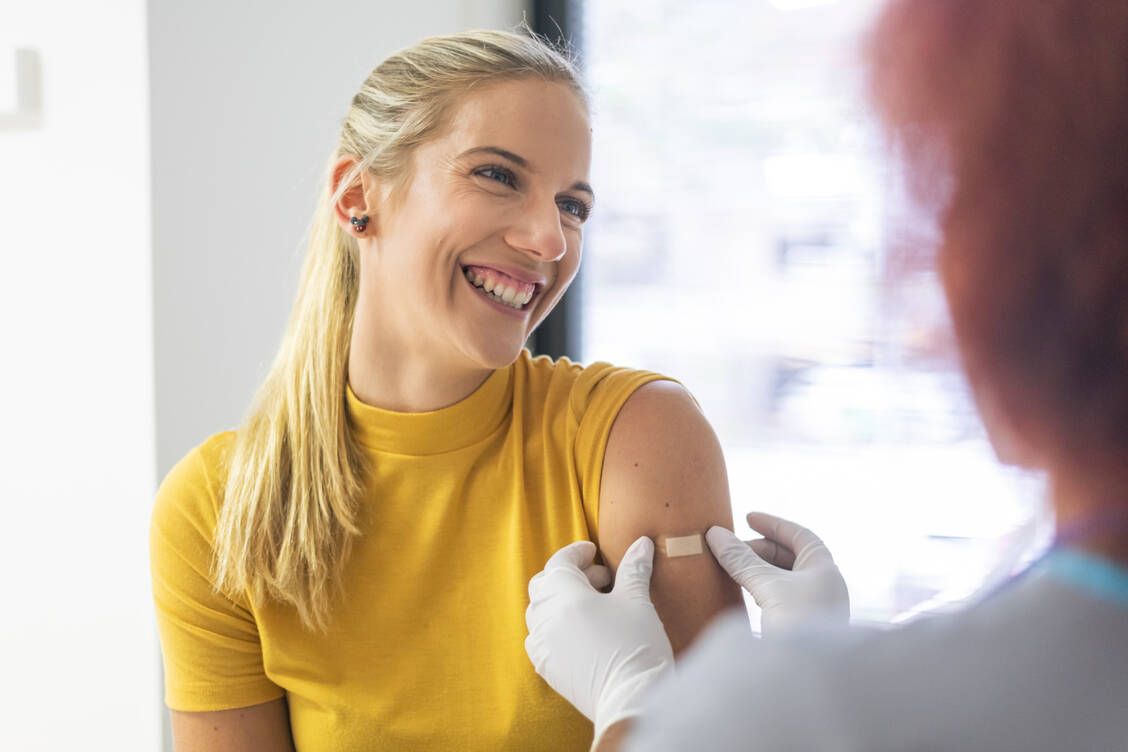 Auch Über-18-Jährige können noch gegen HPV geimpft werden, auch wenn sie bereits sexuelle Kontakte hatten. / © Getty Images/Fly View Productions