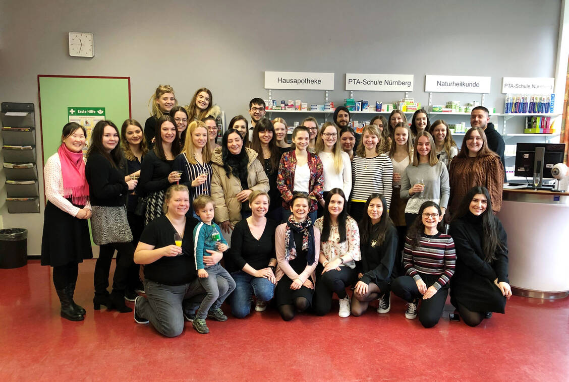 Die Berufsfachschule für PTA in Nürnberg hat 40 neue PTA ins Berufsleben verabschiedet. / Foto: privat