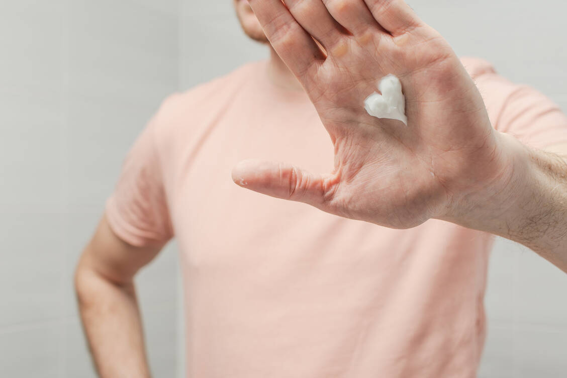 Manche Berufe fordern Handekzeme fast heraus. Dann kommt es auf ein geeignetes Pflege- und Schutzkonzept an.  / © Adobe Stock/SOLDATOOFF